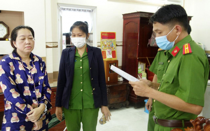 Nguyễn Thị Kim Hạnh (tức Mười Tường, bìa trái) nghe đọc lệnh khám xét nhà vào thời điểm bị bắt CÔNG AN CUNG CẤP