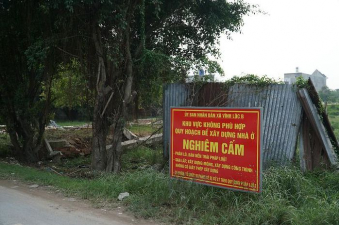 Biển cảnh báo của UBND xã Vĩnh Lộc B, huyện Bình Chánh để người dân không xây dựng nhà trái phép trong quy hoạch. Ảnh: VIỆT HOA