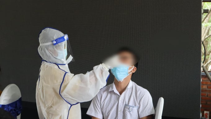 Lực lượng y tế lấy mẫu xét nghiệm Covid-19 cho người dân HOÀNG GIÁP