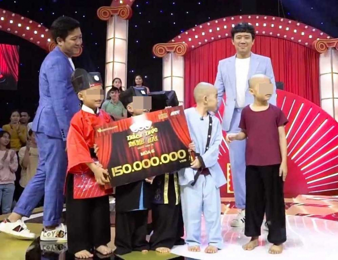 Những đứa trẻ được giới thiệu là... mồ côi khi tham gia Game show