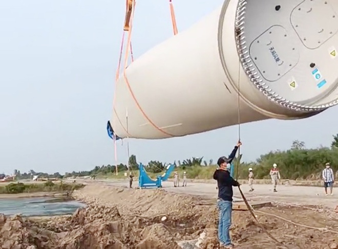 Người dân ở Vĩnh Châu (Sóc Trăng) cột dây vào cánh quạt điện gió để ngăn cản thi công. Ảnh: Nhật Tân.