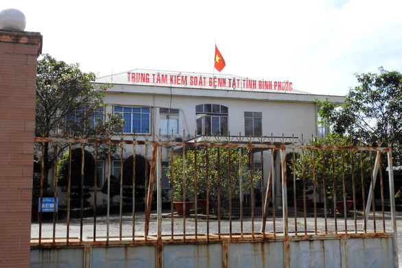 6 cán bộ của CDC Bình Phước vẫn đang làm việc với Bộ Công an - Ảnh: BÙI LIÊM