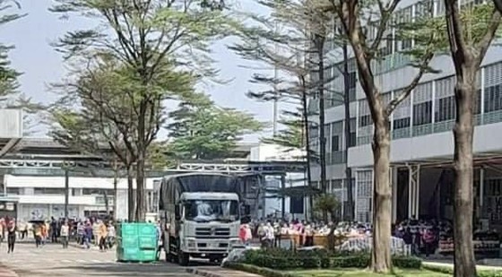 Công nhân ngừng việc tập thể yêu cầu giữ nguyên mức thưởng như năm ngoái