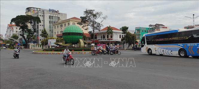 Người dân lưu thông tại nút giao thông Trần Hưng Đạo - Lê Hồng Phong (thành phố Sóc Trăng). Ảnh tư liệu: Chanh Đa/TTXVN