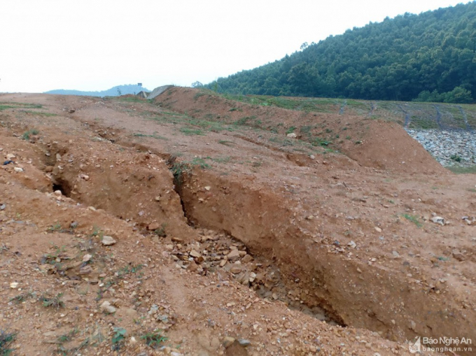 Đoạn dưới cửa xả tràn của đập đã bị xói lở. Vào mùa mưa lũ năm 2020 nước tràn từ thân đập đã làm xói lở đất đá xuống một diện tích ruộng phía dưới đập, buộc chính quyền địa phương phải tự khắc phục. Theo báo cáo của Ban quản lý dự án đầu tư xây dựng huyện Thanh Chương thì đến thời điểm hiện tại, công trình đập Hống Vàng đã cơ bản hoàn thành các hạng mục; đã được cấp hơn 4,2 tỷ đồng, trong đó đơn vị xây lắp thanh toán hơn 3,9 tỷ đồng và 370 triệu đồng chi phí khác. Nhưng vì bị rò rỉ quá mức cho phép nên công trình chưa được nghiệm thu, bàn giao đưa vào sử dụng. Ảnh: Tiến Đông