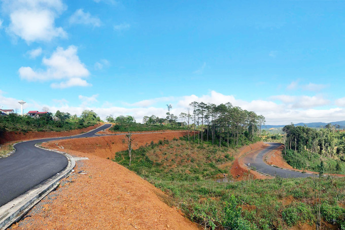 Chưa được UBND tỉnh chấp thuận, nhưng chính quyền huyện Kon Plông đầu tư hệ thống giao thông trên đất rừng. Ảnh: Trần Hoá