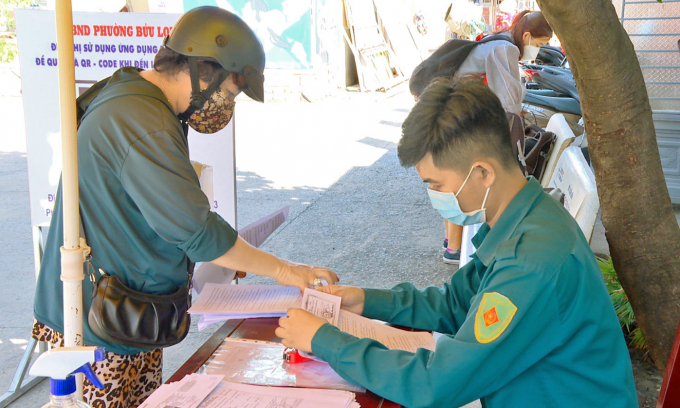 Một F0 đã khỏi bệnh đến nộp hồ sơ nhận trợ cấp tại UBND một phường của TP. Biên Hòa, tỉnh Đồng Nai