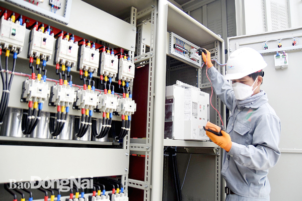 Dự án Xây dựng khu tái định cư Lộc An - Bình Sơn dự kiến đến tháng 5-2022 mới hoàn thành các hạng mục. Trong ảnh: Lắp đặt thiết bị tại Trạm xử lý nước thải khu tái định cư Lộc An - Bình Sơn. Ảnh: P.TÙNG