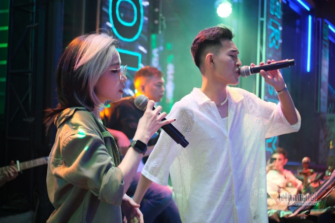 Việc mở cửa dịch vụ karaoke, quán bar đáp ứng nhu cầu giải trí cho người dân (ảnh: Trần Chung)