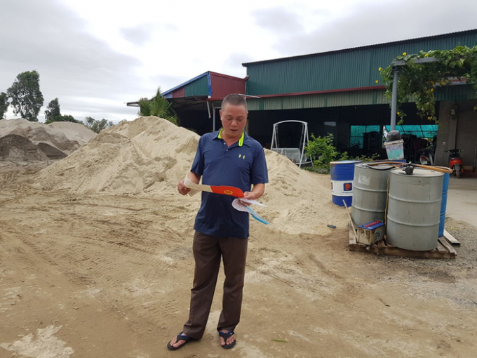 Ông Phạm Văn Thủy trên mảnh đất nông nghiệp của mình có diện tích 216m2 (đã có sổ đỏ) nhưng chỉ sau một đêm đã bị san lấp (cuối năm 2017).