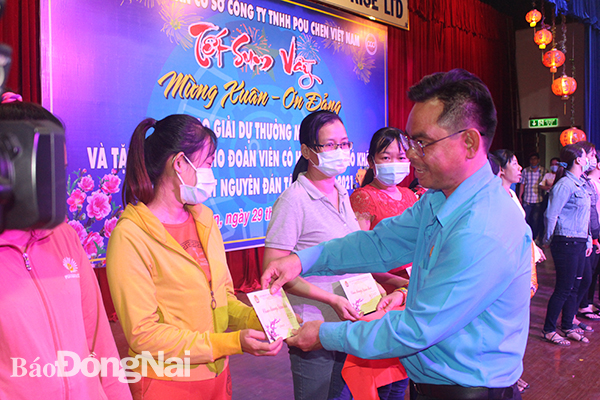 Đại diện Liên đoàn Lao động TP.Biên Hòa tặng quà Tết cho công nhân khó khăn Công ty TNHH Pouchen năm 2021