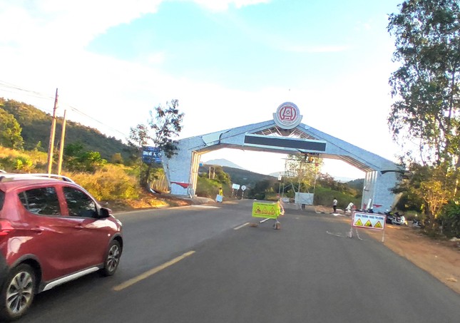 Cổng chào vào thành phố Kon Tum từ địa phận tỉnh Gia Lai sang