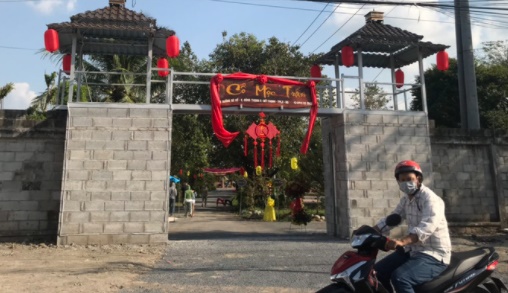 “Cổ Mộc Trấn” vẫn mở cửa đón khách, 2 câu liễn đã được tháo dỡ