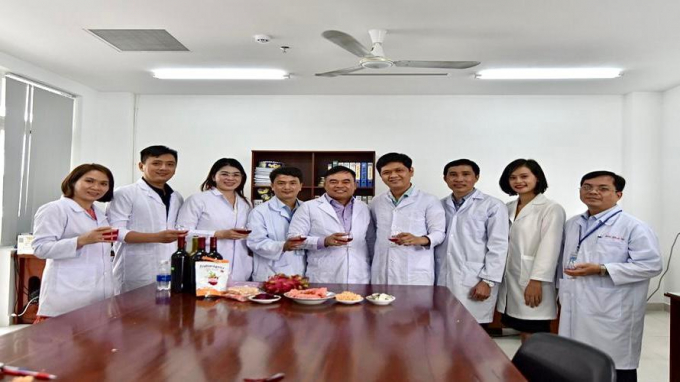 Các giảng viên bên sản phẩm mì ăn liền từ trái thanh long T.N
