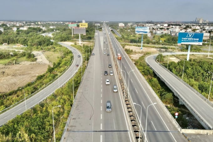 Theo văn bản đã được thu hồi trước đó, Sở GTVT TPHCM đề nghị Bộ xem xét quy định người có giấy phép lái xe ô tô trong vòng một năm (lần cấp đầu) không được chạy quá tốc độ 60km/h và không di chuyển trên cao tốc. (Ảnh: Q.A.).