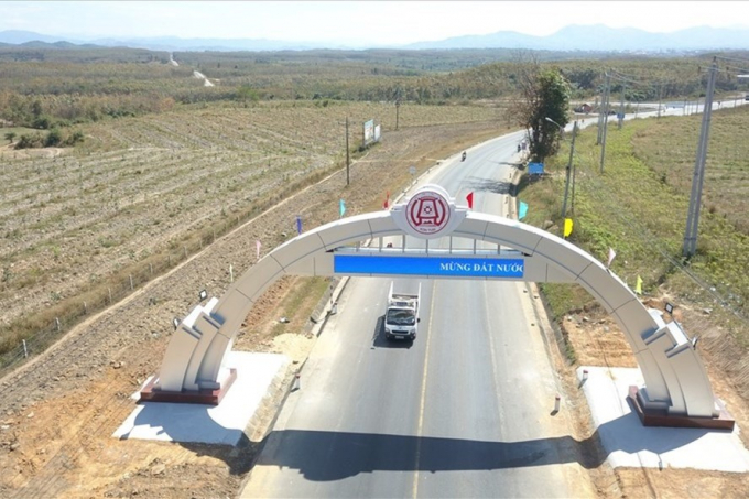 Nguồn vốn xây dựng cổng chào có từ tiền sử dụng đất. Ảnh: Thanh Tuấn