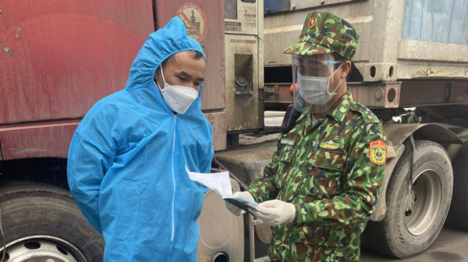 Lực lượng chức năng ở Cửa khẩu Bắc Luân II, TP Móng Cái kiểm tra giấy tờ cho phương tiện thông quan