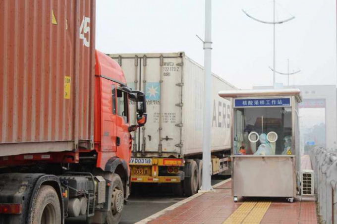 Các xe hàng thông quan trở lại tại cửa khẩu Bắc Luân II (Ảnh: Trung tâm Trung tâm Văn hoá Móng Cái)