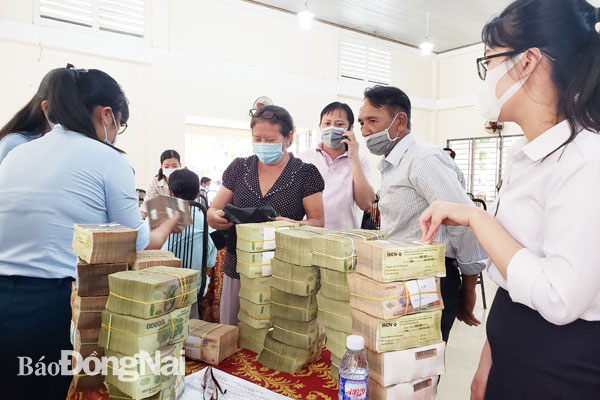 Việc chi trả tiền bồi thường, hỗ trợ cho người dân sẽ tiếp tục được thực hiện trong thời gian chờ Quốc hội xem xét thông qua điều chỉnh báo cáo nghiên cứu khả thi dự án. Ảnh: P.TÙNG