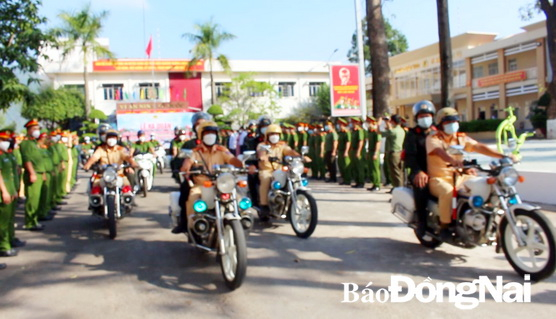 Các cán bộ, chiến sĩ Công an huyện Xuân Lộc ra quân đợt cao điểm tấn công trấn áp các loại tội phạm