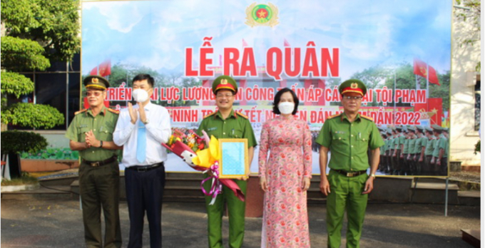 Bí thư Huyện ủy Xuân Lộc Viên Hồng Tiến và Chủ tịch UBND huyện Xuân Lộc Nguyễn Thị Cát Tiên khen thưởng các tập thể, cá nhân có thành tích xuất sắc trong việc phát hiện, triệt phá một đường dây đánh bạc qui mô lớn trên địa bàn huyện.