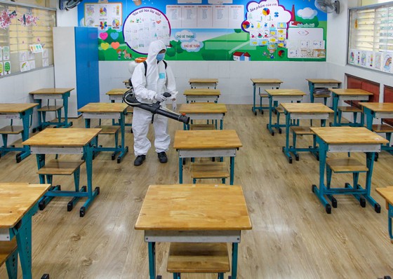 Trường Tiểu học Nguyễn Bỉnh Khiêm (quận 1, TPHCM) tổ chức vệ sinh, khử khuẩn để chuẩn bị đón học sinh quay lại trường. Ảnh: HOÀNG HÙNG