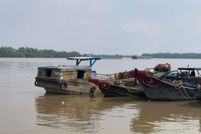 Lực lượng chức năng tịch thu phương tiện khai thác cát trái phép