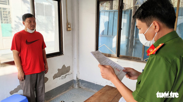 Bị can Nguyễn Thanh Bình nghe đọc lệnh khởi tố, bắt tạm giam - Ảnh: MINH PHƯỚC