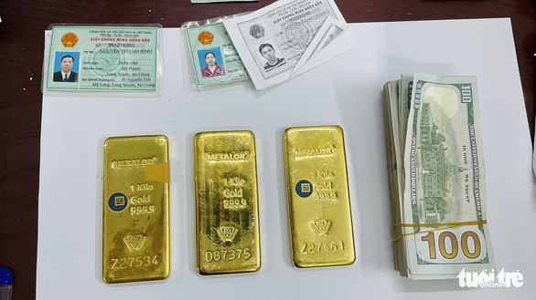 Tang vật thu giữ tại hiện trường khi bắt giữ vụ mua bán vàng, USD nhập lậu - Ảnh: MINH PHƯỚC