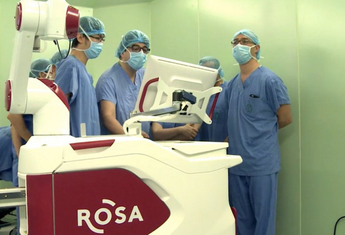 Robot Rosa hỗ trợ phẫu thuật. Ảnh: Bệnh viện Bạch Mai.