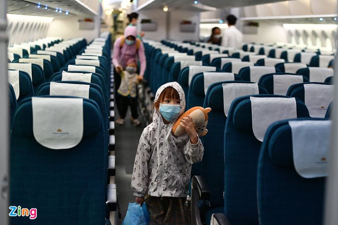 Quy định khách đi máy bay chưa tiêm vaccine phải xét nghiệm nCoV gây khó khăn cho nhóm hành khách trẻ em. Ảnh minh họa: Khánh Huyền.