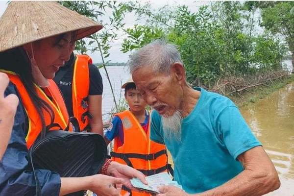 Ca sĩ Thủy Tiên làm từ thiện tại miền Trung