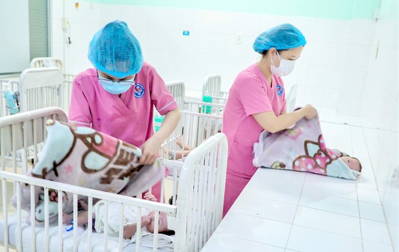 Các điều dưỡng Khoa Sơ sinh Bệnh viện Hùng Vương, chăm sóc các bé từng miếng ăn, giấc ngủ