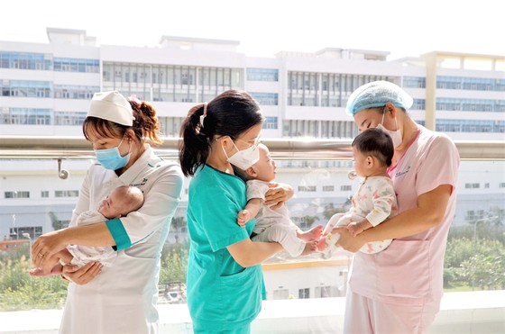 Bác sĩ CKI Trần Bích Liên, Khoa Hồi sức sơ sinh và Sơ sinh, Bệnh viện Nhi đồng TPHCM (giữa), cùng đồng nghiệp cho các bé tắm nắng