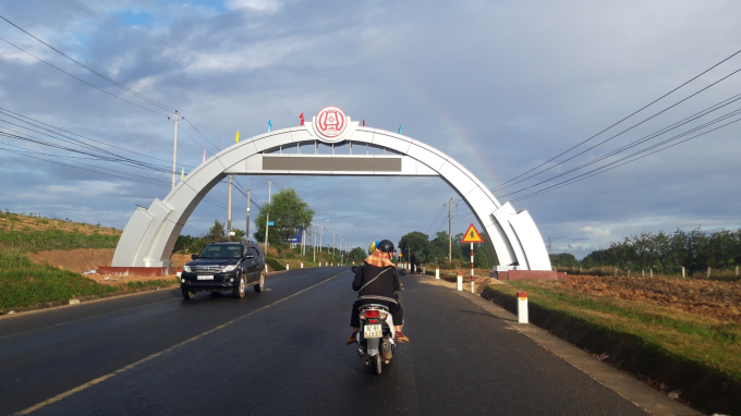 Một cổng chào mới xây dựng ở TP.Kon Tum đang bị yêu cầu tháo dỡ vì vi phạm ĐỨC NHẬT