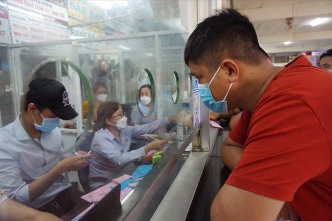 Người dân đến Bến xe Miền Đông (TPHCM) mua vé về quê đón Tết 2022. Ảnh: Minh Quân