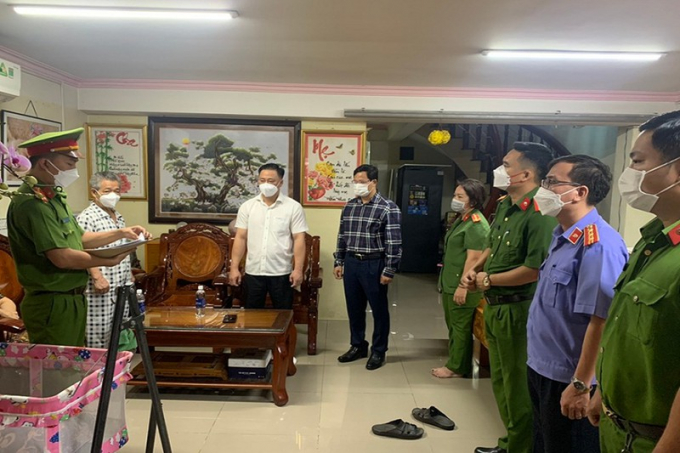 Cơ quan Công an đọc lệnh khởi tố bị can bắt tạm giam đối với Võ Cao Cường (áo trắng), Chủ tịch UBND phường Tam Phước. Ảnh: VŨ HỘI.