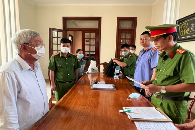Cơ quan công an đọc lệnh khám xét nhà của bị can Lê Viết Hưng (áo trắng bên trái), nguyên Giám đốc Sở TNMT tỉnh Đồng Nai. Ảnh: VŨ HỘI