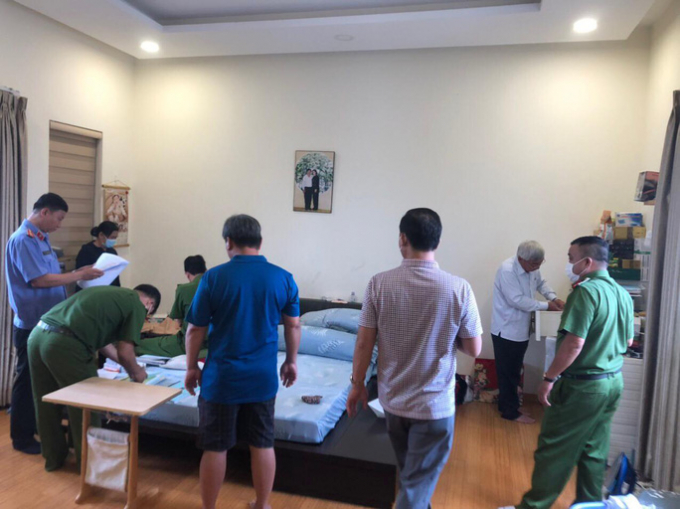 Công an khám xét tại khu nhà vườn rộng lớn của ông Lê Viết Hưng tại huyện Vĩnh Cửu