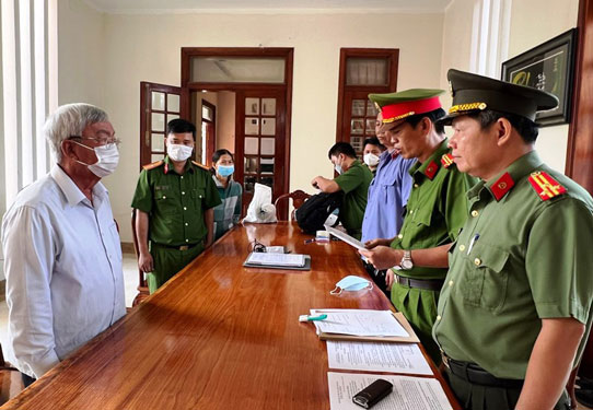 Cơ quan CSĐT Công an tỉnh Đồng Nai đọc lệnh bắt ông Lê Viết Hưng (bìa trái). (Ảnh do công an cung cấp)