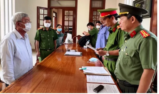 Công an đọc lệnh bắt ông Lê Viết Hưng - nguyên Giám đốc Sở Tài nguyên và Môi trường tỉnh Đồng Nai