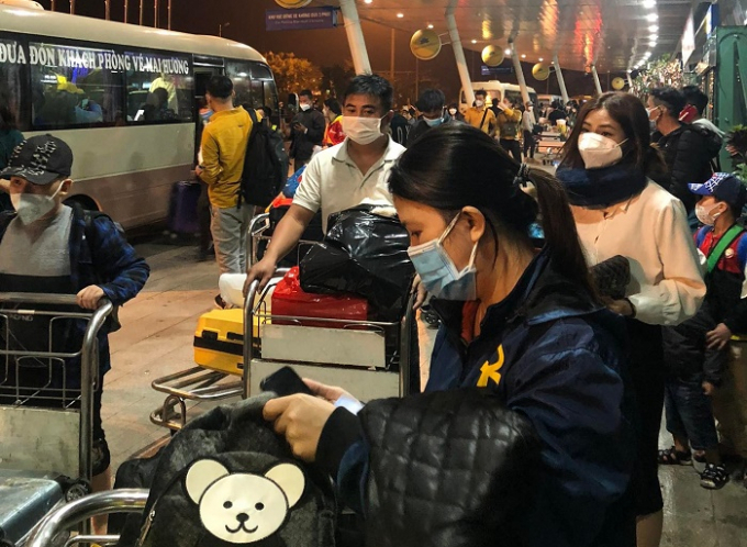 Do thời tiết xấu buộc máy bay về sân bay Vinh phải hạ cánh xuống sân bay Thọ Xuân (Thanh Hóa) buộc hành khách phải đón xe trung chuyển về TP Vinh trong đêm 26/1/2022. Ảnh: Hà Lê