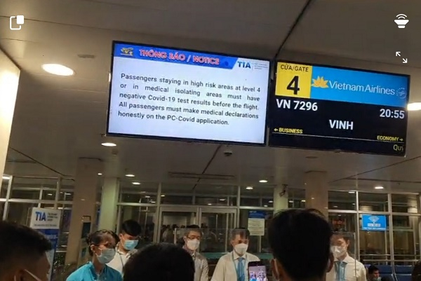 Hành khách bức xúc khi chuyến bay VN 7296 bị delay mà không được thông báo từ trước. Ảnh: Cắt từ clip nhân vật