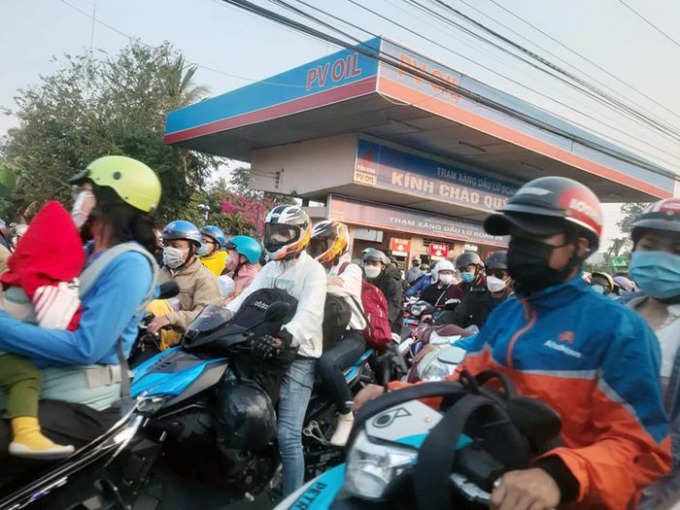 Người dân chạy xe máy từ TP.HCM về miền Tây ăn tết bị ùn ứ trên quốc lộ 1, đoạn qua huyện Cái Bè, Tiền Giang vào sáng 27 Tết