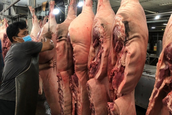 Lượng thịt heo về chợ đầu mối tại TP.HCM tăng mạnh và giá bán giữ ổn định trong dịp cao điểm Tết - Ảnh: N.TRÍ
