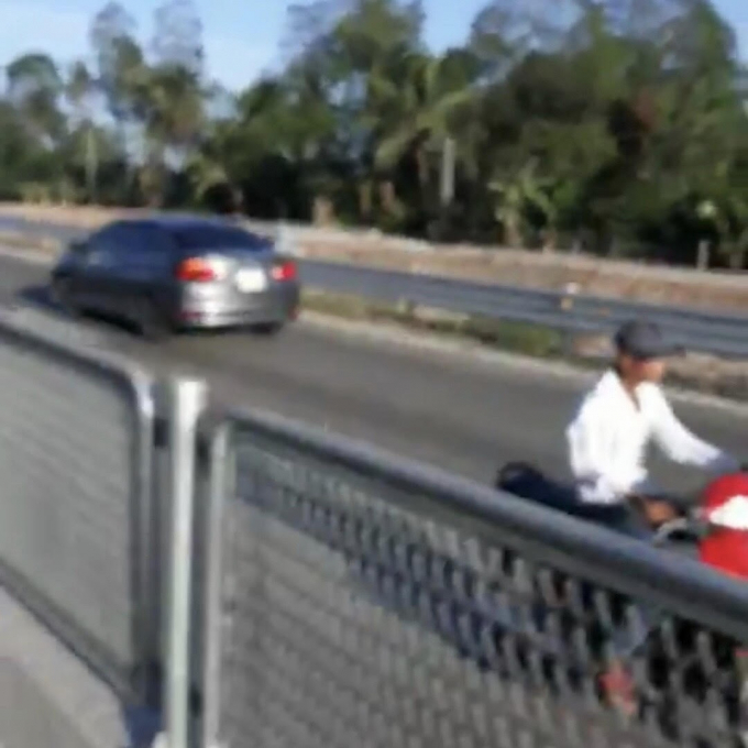 Người đàn ông điều khiển xe máy đang lao vun vút trên cao tốc Trung Lương - Mỹ Thuận vào chiều mùng 1 tết CẮT TỪ CLIP