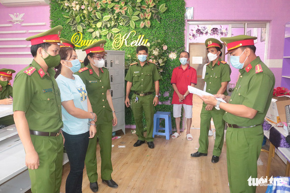 Cơ quan cảnh sát điều tra Công an tỉnh Trà Vinh đọc lệnh khám xét nơi làm việc của bà Nguyễn Thị Cẩm Nguyên vào sáng 3-2 - Ảnh: PHẠM HƠN