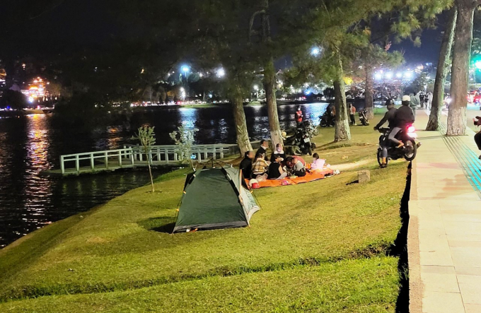 Nhiều du khách dựng lều ở thắng cảnh hồ Xuân Hương để... trải nghiệm GIA BÌNH