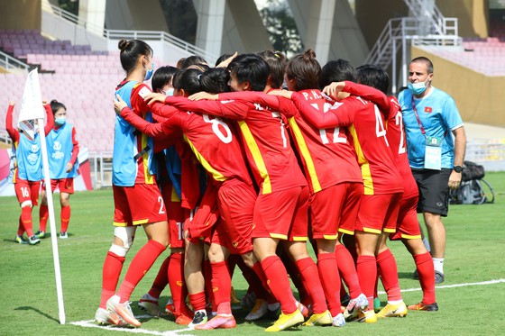 Các cầu thủ Việt Nam ăn mừng bàn thắng 2-1 của Bích Thùy