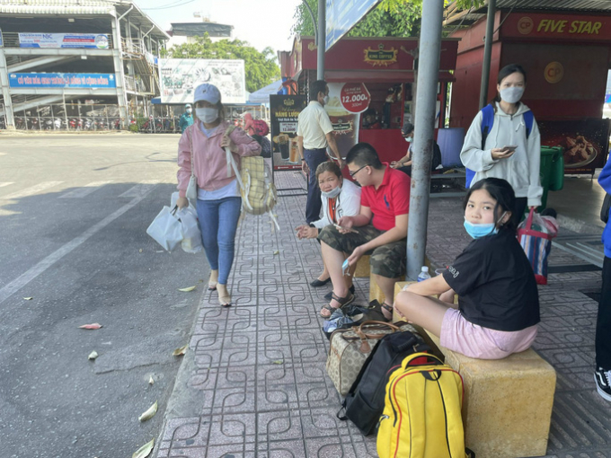 Hành khách ngồi chờ xe buýt tại Bến xe Miền Đông